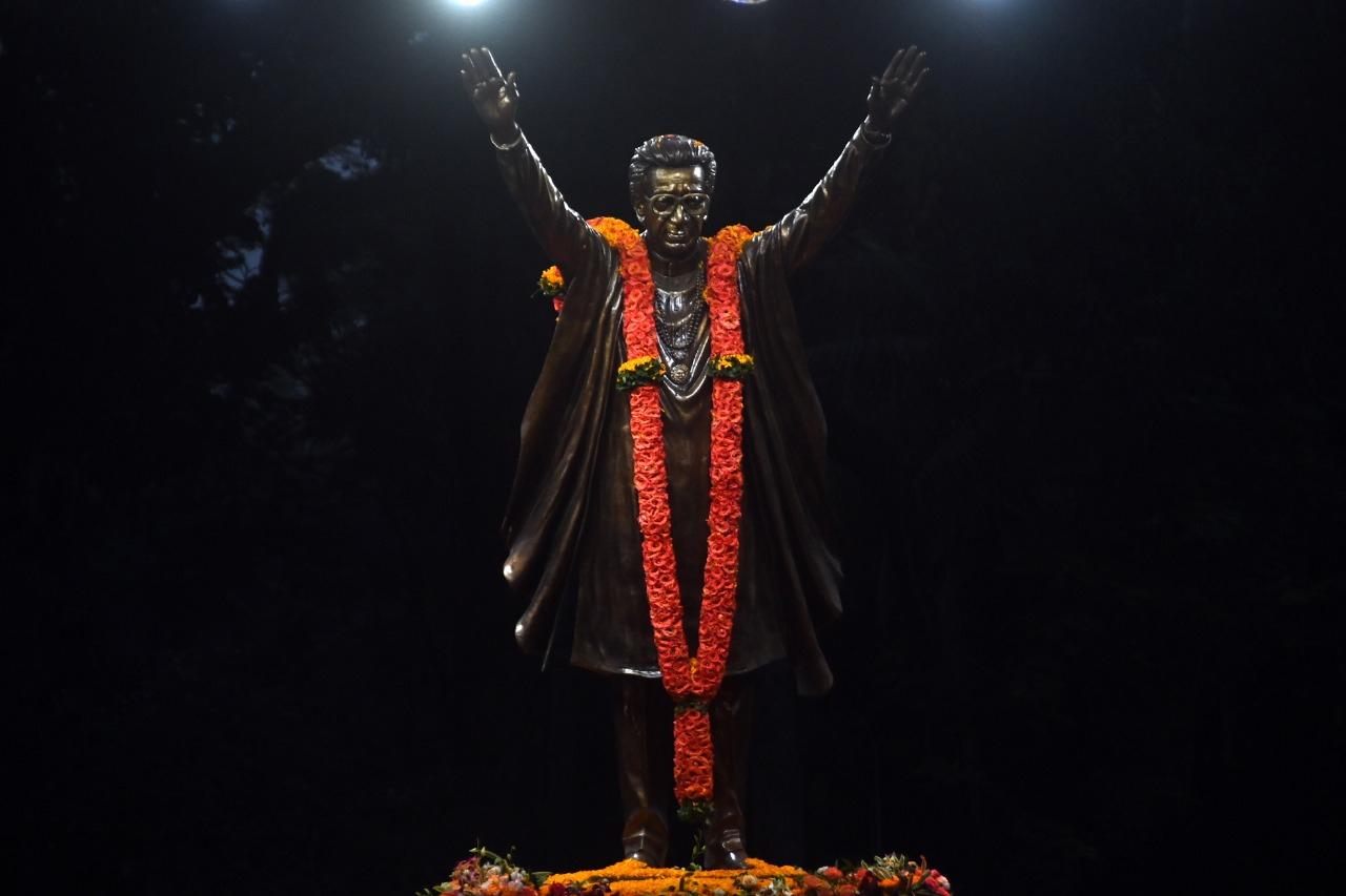 Maharashtra Chief Minister Uddhav Thackeray, on Saturday, unveiled a statue of Shiv Sena founder, late Bal Thackeray in Colaba on the occasion of his 95th birth anniversary in the presence of leaders of various parties.
All photos: Bipin Kokate