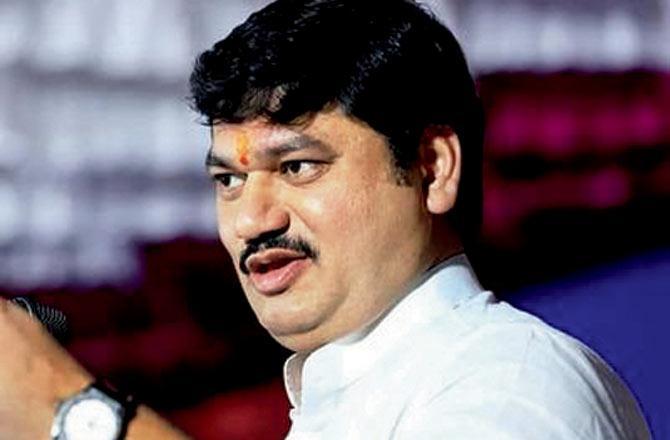 Maharashtra: Dhananjay Munde survives scare, keeps job