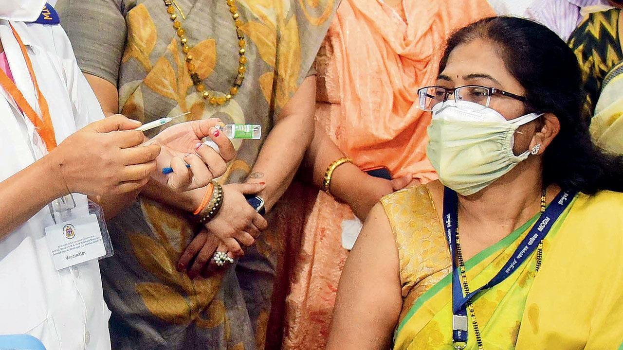 Mumbai: At Rajawadi, top doctor takes first jab to instill faith