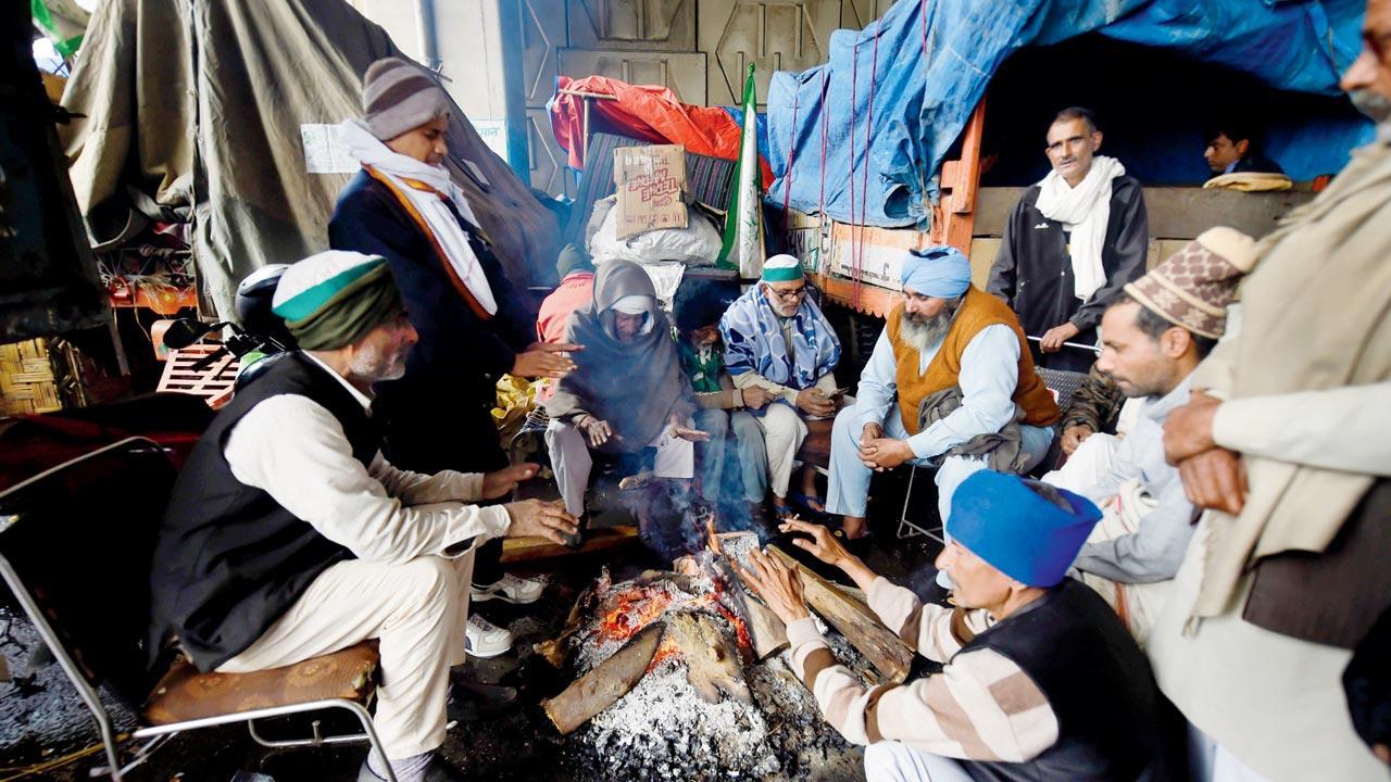 Farmers continue protests braving Delhi rain, harsh cold