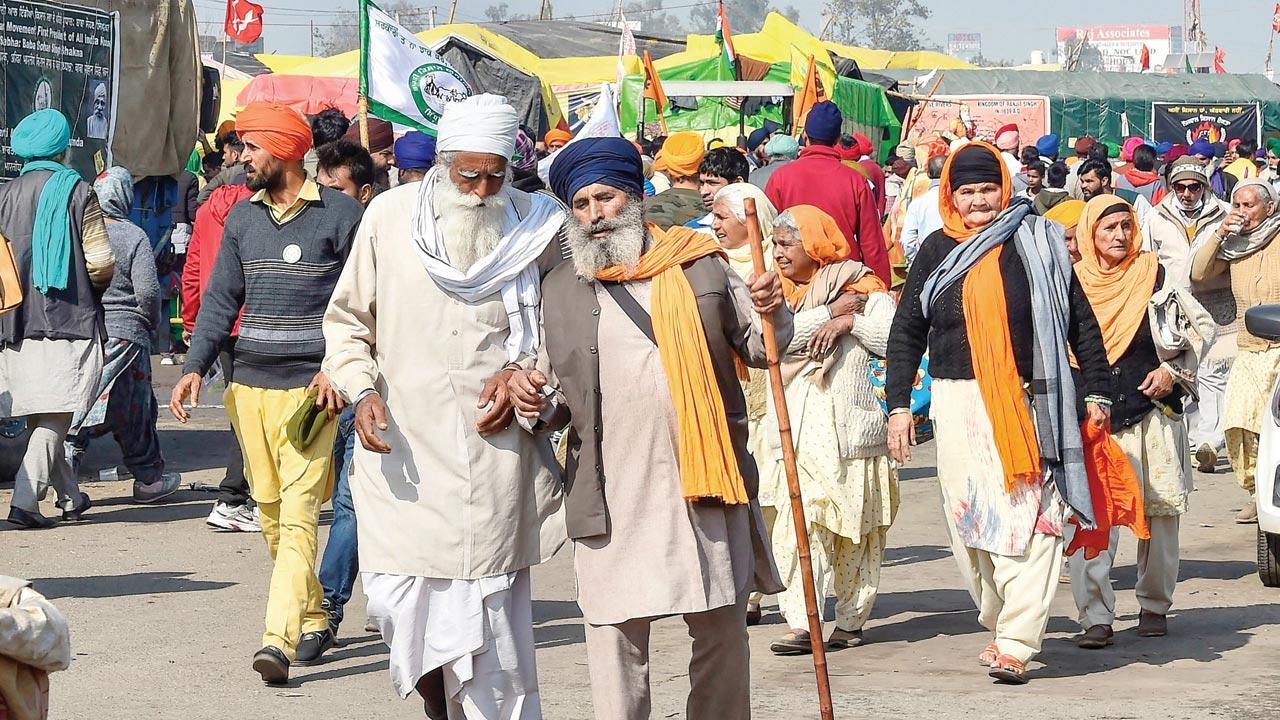Farmers stick to their demand of holding tractor rally inside Delhi
