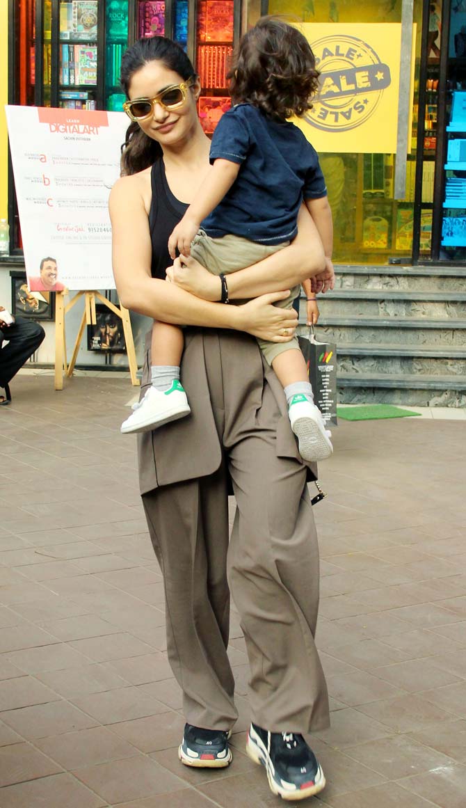 Arjun Rampal's girlfriend Gabriella Demetriades was spotted in Bandra with son Arik Rampal. The model-entrepreneur looked casual-chic on her outing. (All pictures/Yogen Shah)