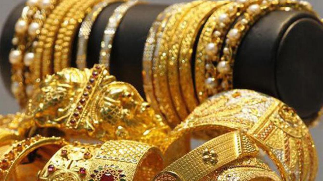 Caught on camera: Electrician wearing PPE kit steals jewellery worth Rs 20 crore in Delhi, held