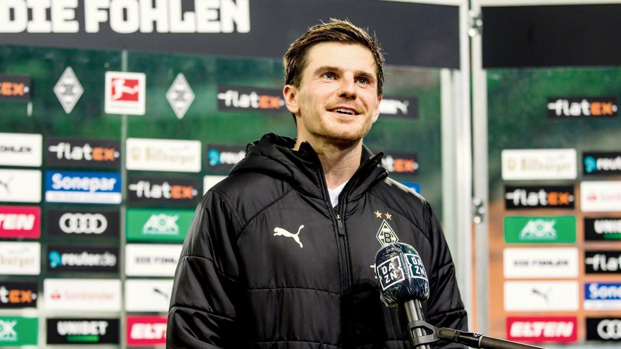 Bayern squander two-goal lead to lose at Moenchengladbach