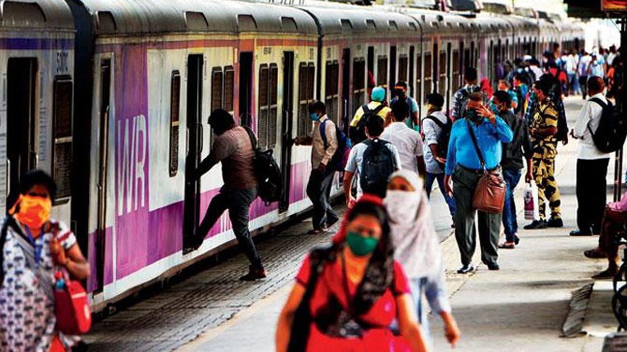 Mumbai: RPF constable saves couple about to fall off while boarding train at Kalyan station