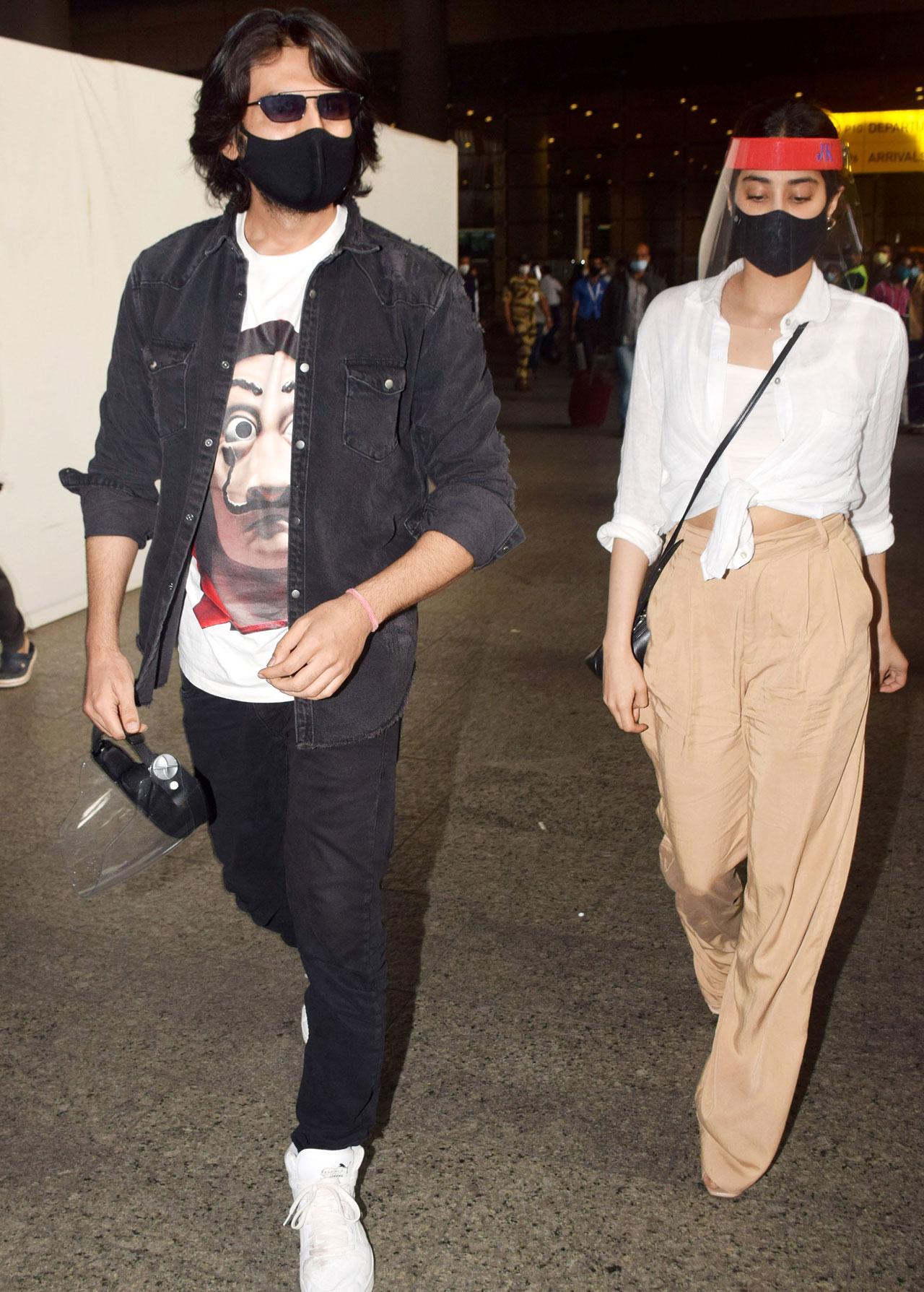 Kartik Aaryan and Janhvi Kapoor's fans keep sharing their unseen and candid pictures on their Instagram accounts and the latest one is surely going to leave everyone excited. The actors, who were reportedly holidaying together in Goa, were seen dressed in casual. While Aaryan could be seen wearing a white T-shirt and blue jeans, Kapoor opted for a check-jump suit and a white top.