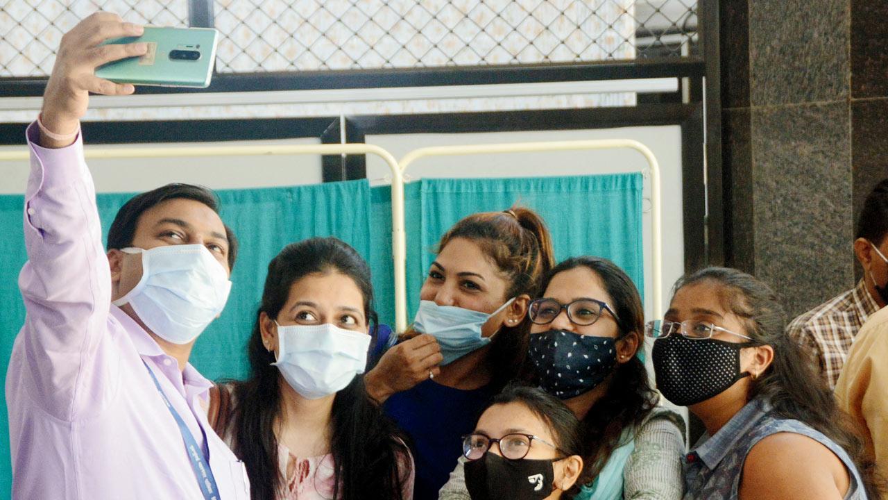 Mumbai: Vaccination drive at Kandivli centre successful, staff takes selfie