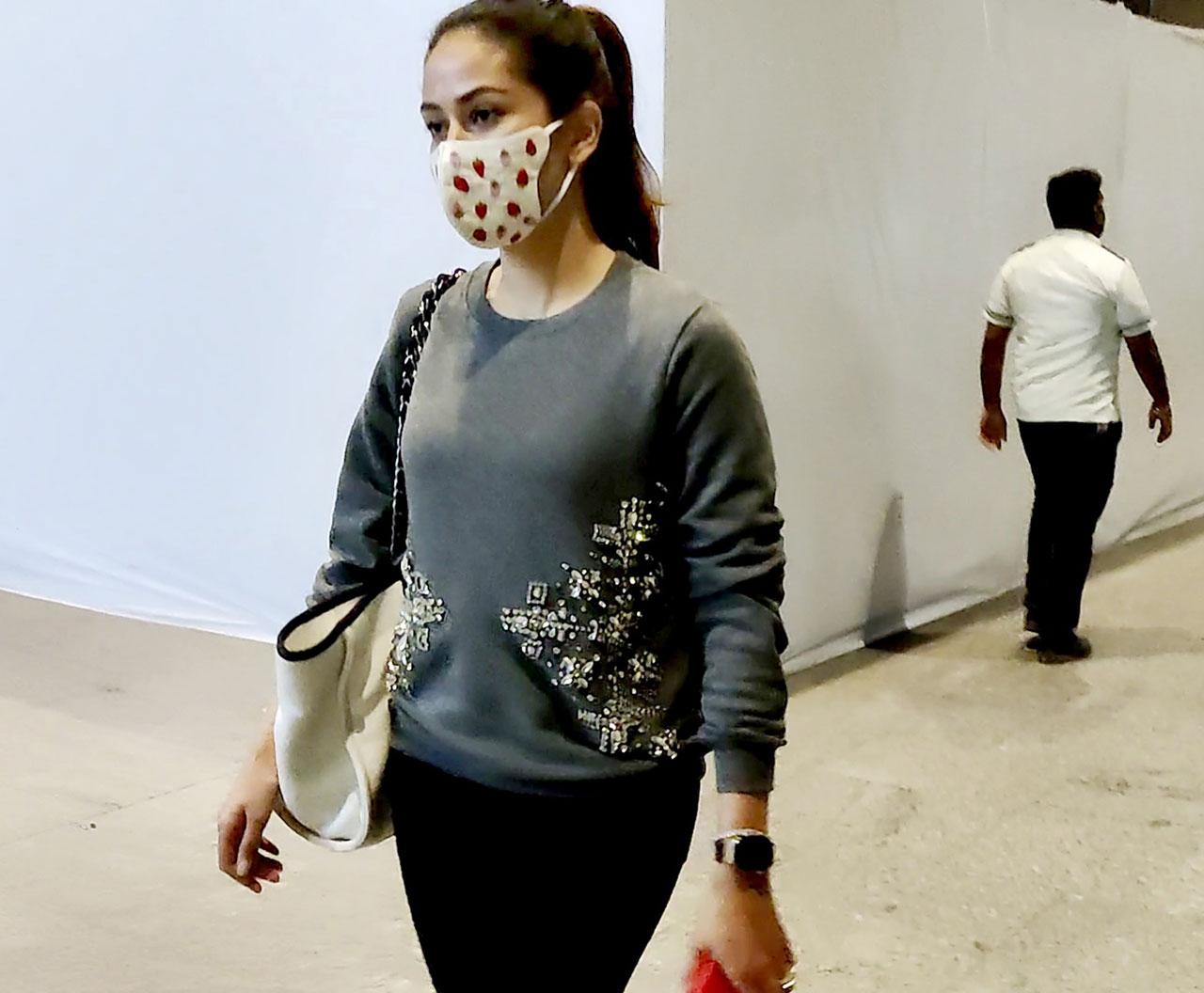 Shahid Kapoor's wife Mira Rajput Kapoor was also spotted at the Mumbai airport.