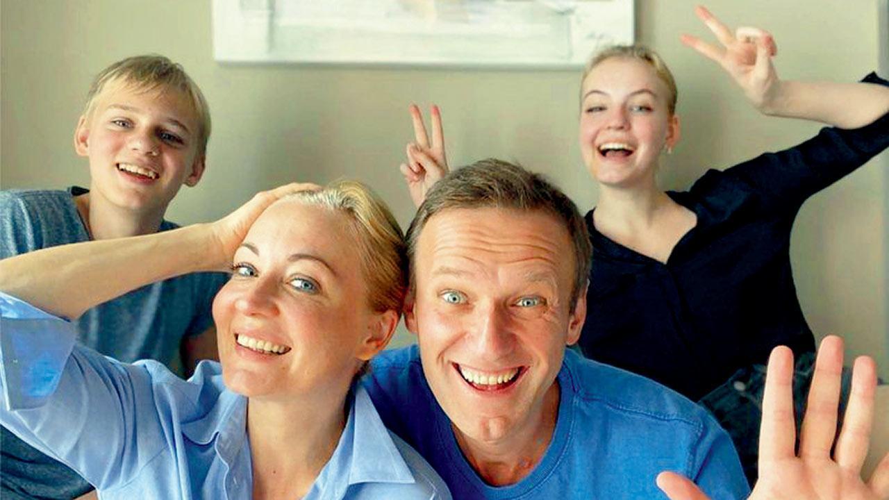 Kremlin critic Alexei Navalny agrees to return home despite jail fear