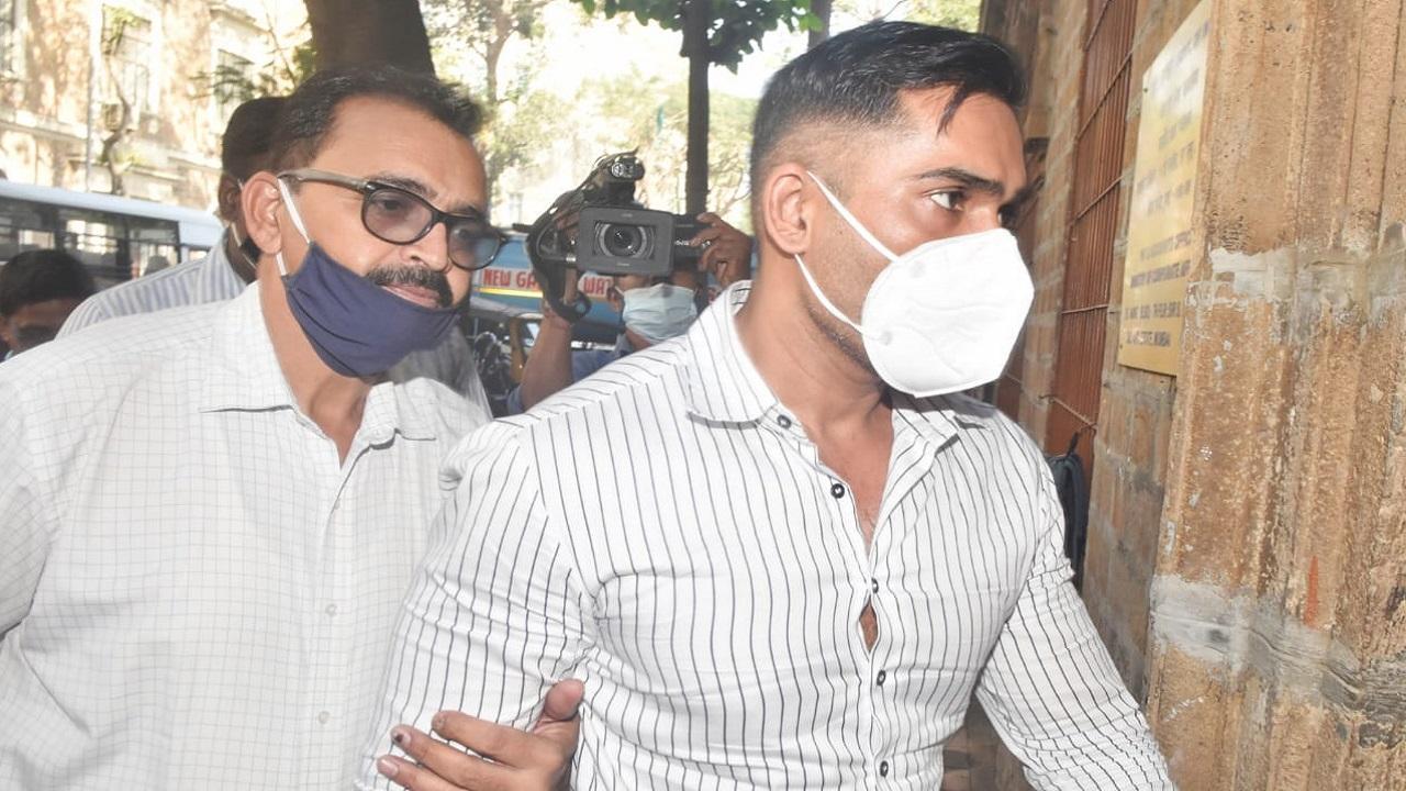 Drugs Case: Maharashtra minister's son-in-law sent to NCB custody till January 18 Sameer Khan being taken to medical examination by NCB officials. Pic/Suresh Karkera