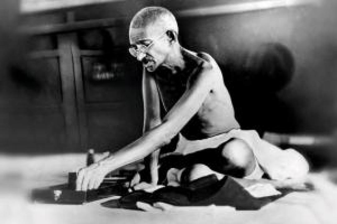 Restore siren to mark Bapu's assassination: Gandhi kin to Prez