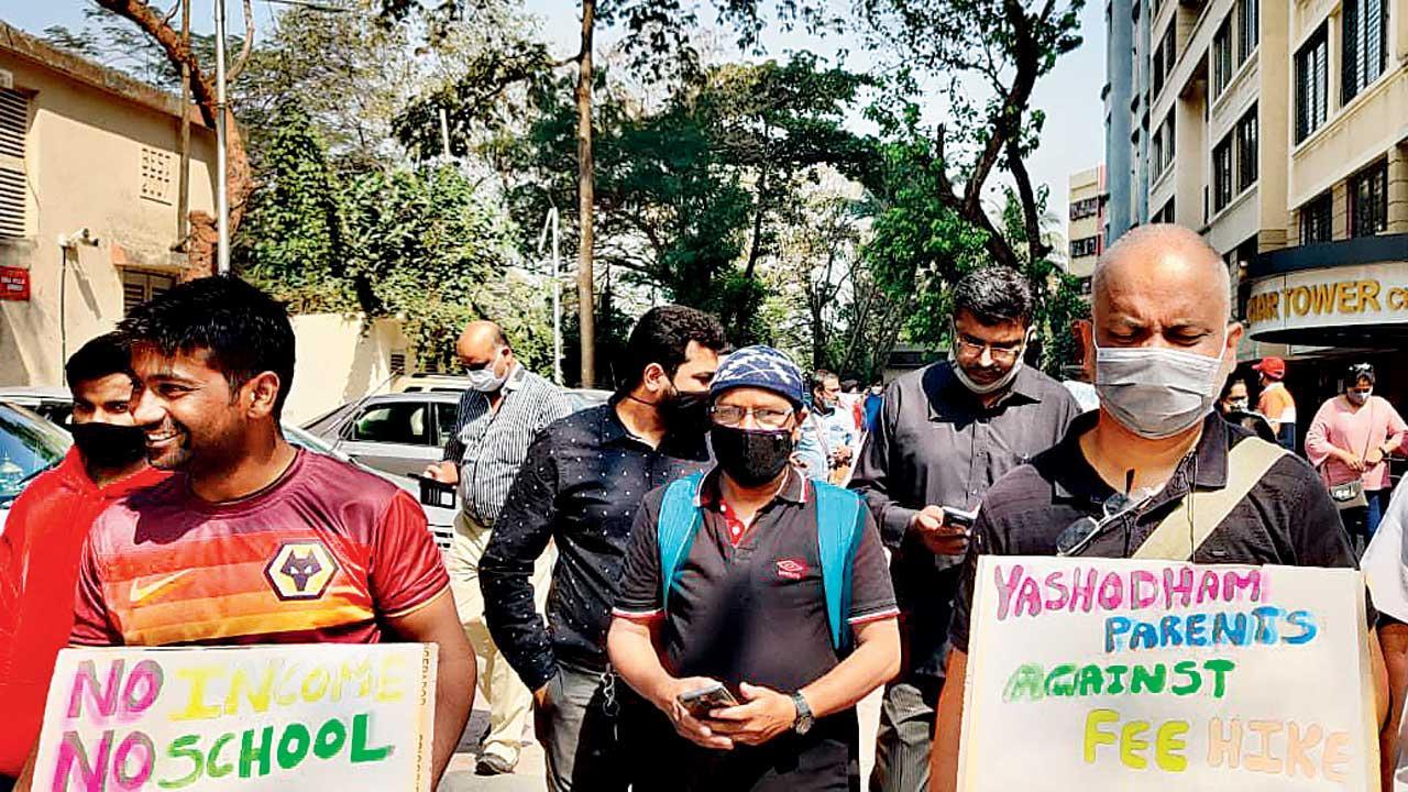 Parents from all over Maharashtra in Mumbai to meet education minister