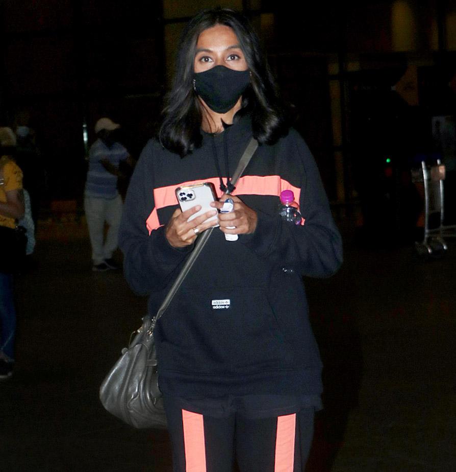 Shibani Dandekar dressed in a black tracksuit was clicked at the Mumbai airport.
