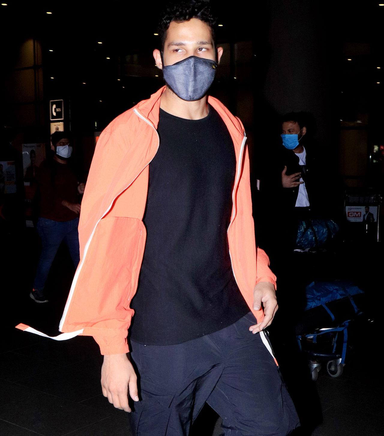 Siddhant Chaturvedi, who will be next seen in Bunty Aur Babli 2, was also spotted at the Mumbai airport. 