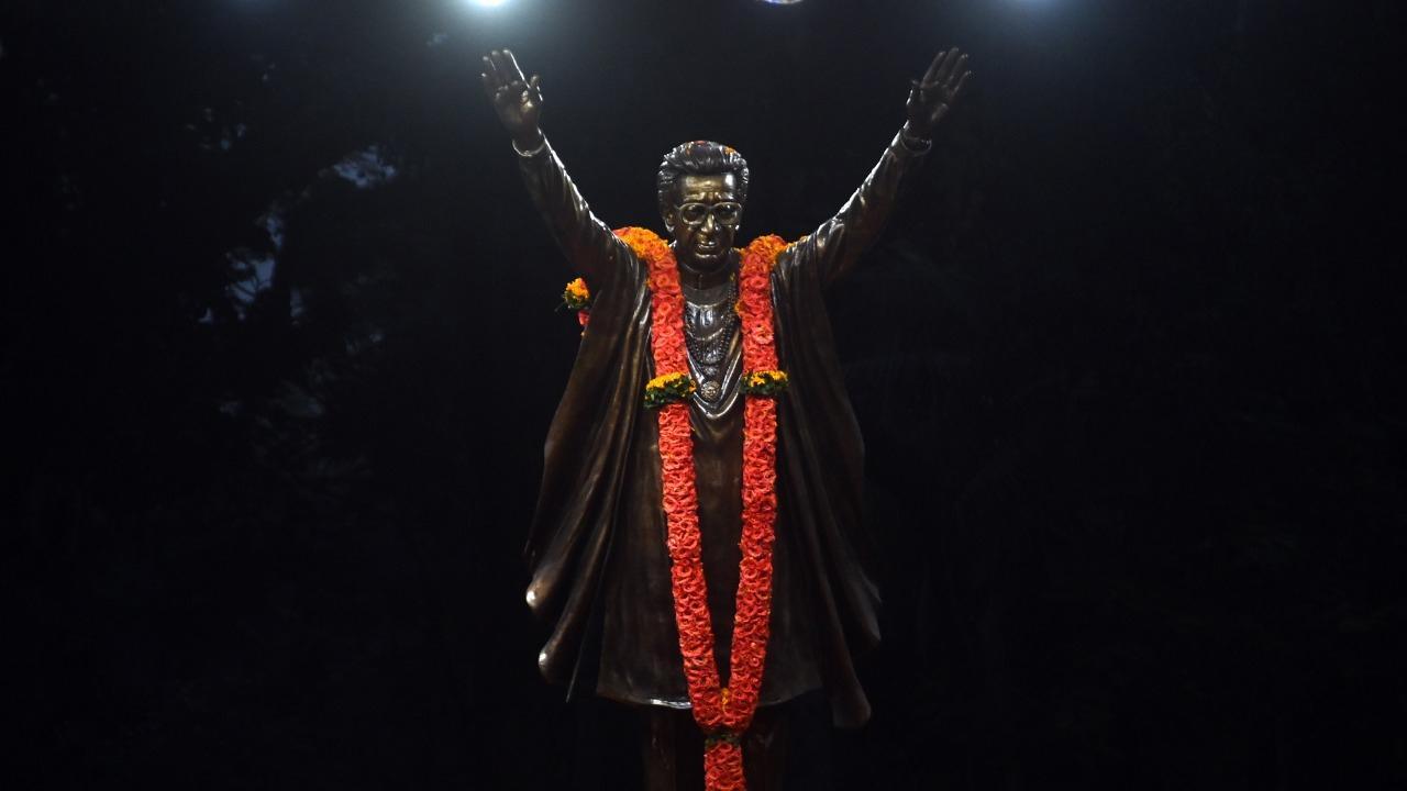 Mumbai: Shiv Sena founder Bal Thackeray's statue unveiled in Colaba