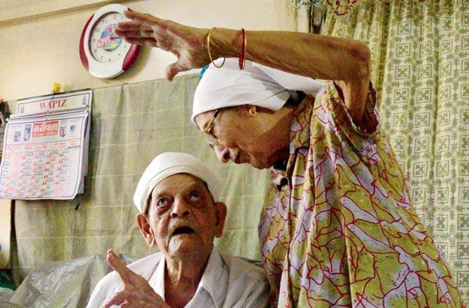 After a sabbatical of 50 years, painter brings his magic back to Mumbai art gallery