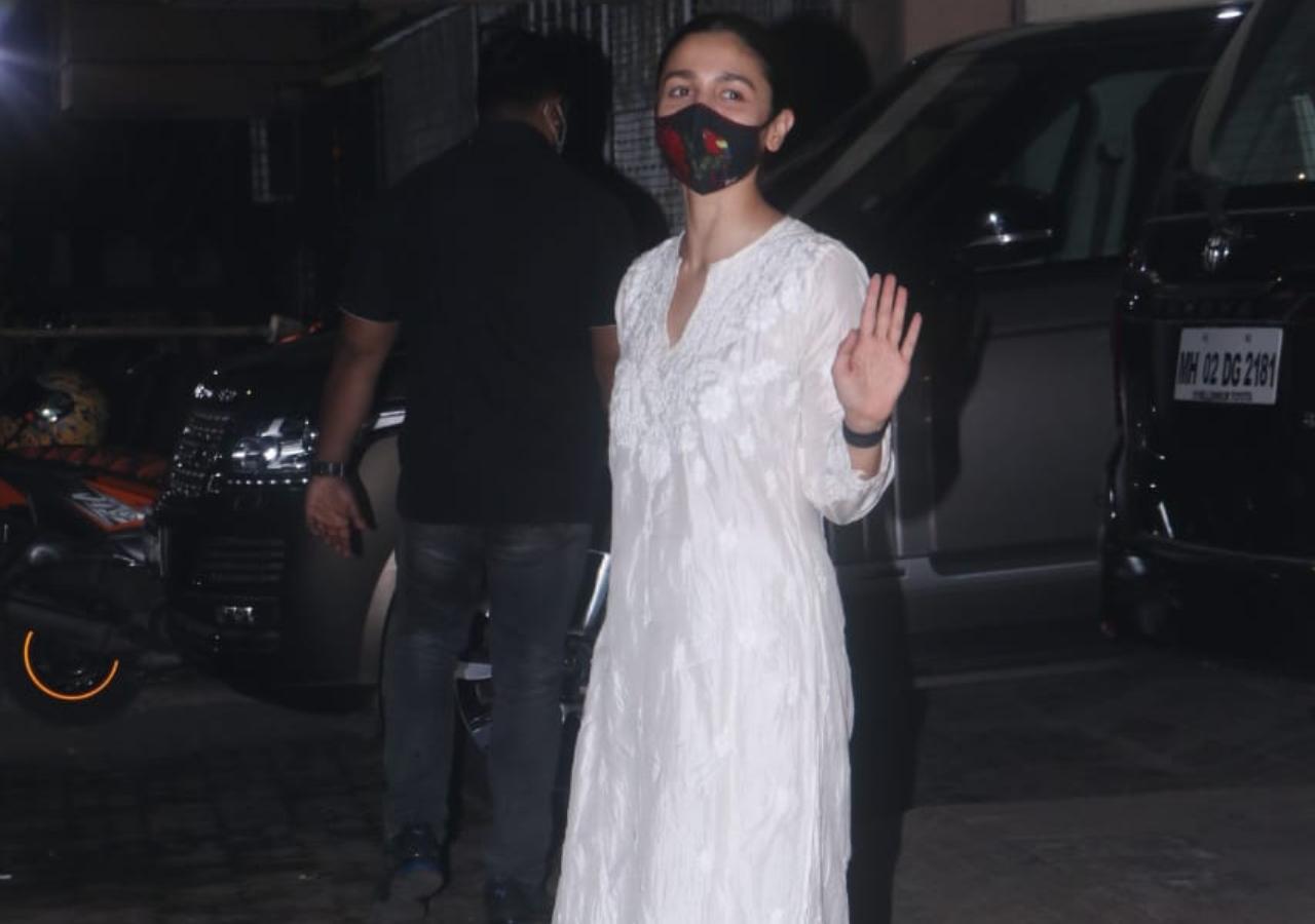 Alia Bhatt was snapped at director-producer Sanjay Leela Bhansali's office in Juhu. The duo are gearing up for the release of Gangubai Kathiawadi. Alia Bhatt will be playing the lead role in the film.
