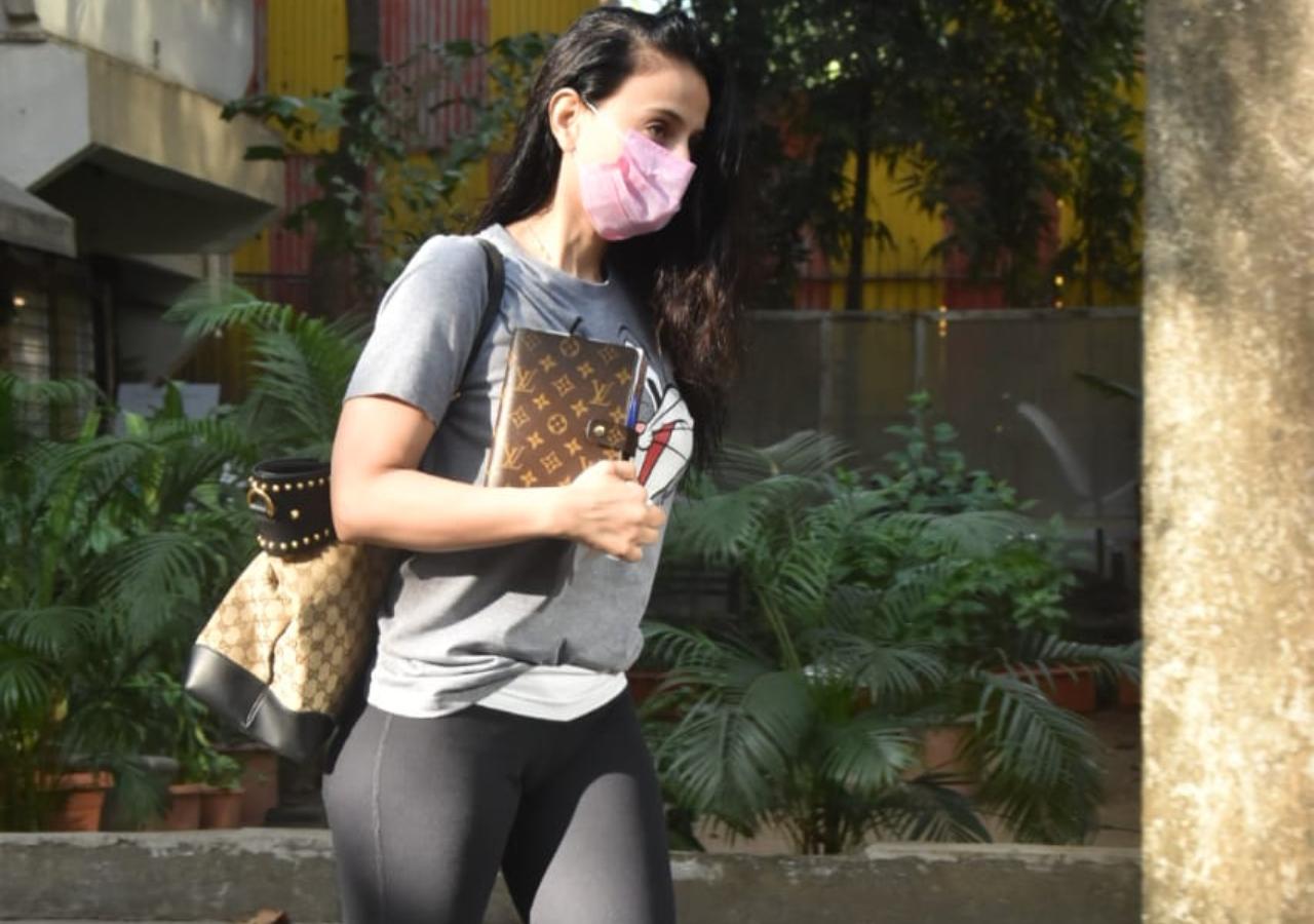 Ameesha Patel looking all refreshed after her spa session at a popular salon in Juhu, Mumbai. Ameesha looked pretty in her grey top and black pants. She completed her look with a brown handbag.