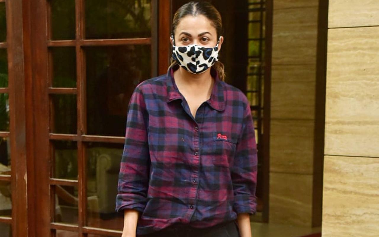 Malaika's sister Amrita Arora was snapped at the former's residence in Bandra. Amrita opted for a checkered shirt and black pants for the outing.