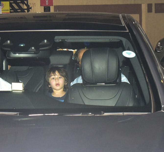 Taimur Ali Khan was seen in a blue t-shirt, paired with denim jeans. The star kid, who is paparazzi's favourite, turned four in December 2020. Taimur Ali Khan was seen in a blue t-shirt, paired with denim jeans. The star kid, who is paparazzi's favourite, turned four in December 2020.