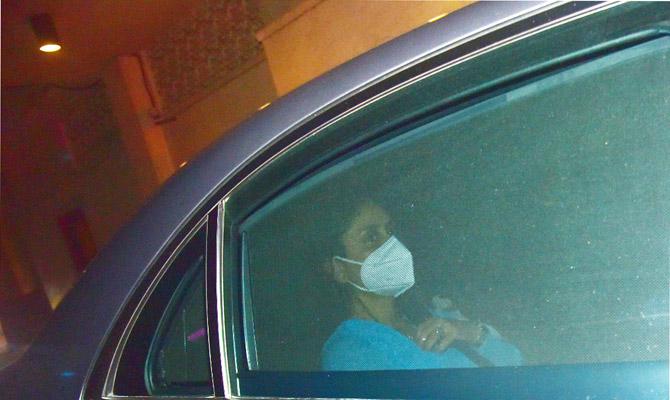 Mom-to-be Kareena Kapoor Khan reunited with her BFFs after a long time. The actress was clicked outside Amrita Arora Ladak's house, where get together with her girl gang took place. Mom-to-be Kareena Kapoor Khan reunited with her BFFs after a long time. The actress was clicked outside Amrita Arora Ladak's house, where get together with her girl gang took place.