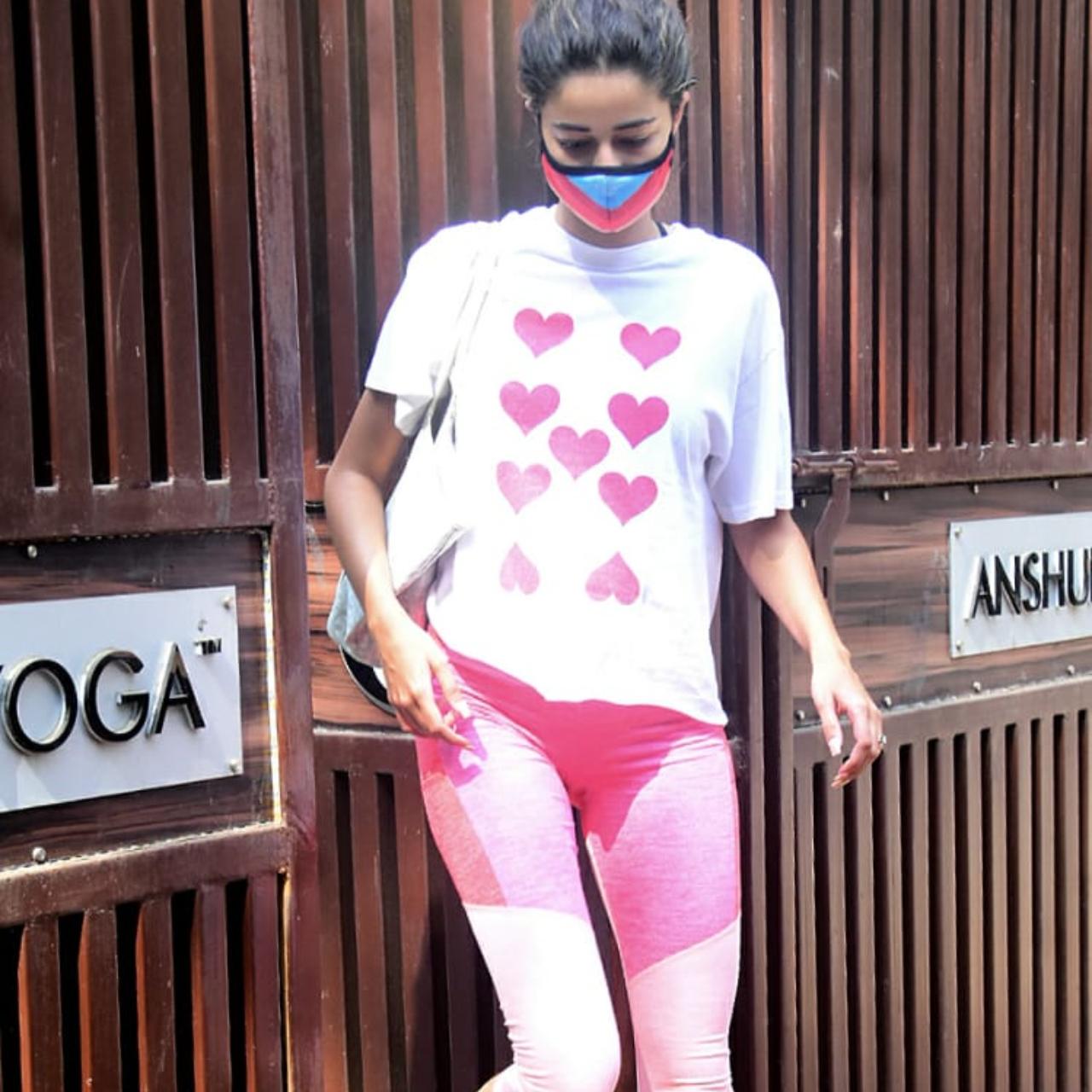 Ananya Panday was clicked at her yoga class in Bandra. The actress looked cute in her white top and pink leggings. She wore a red mask to prevent the spread of COVID-19.