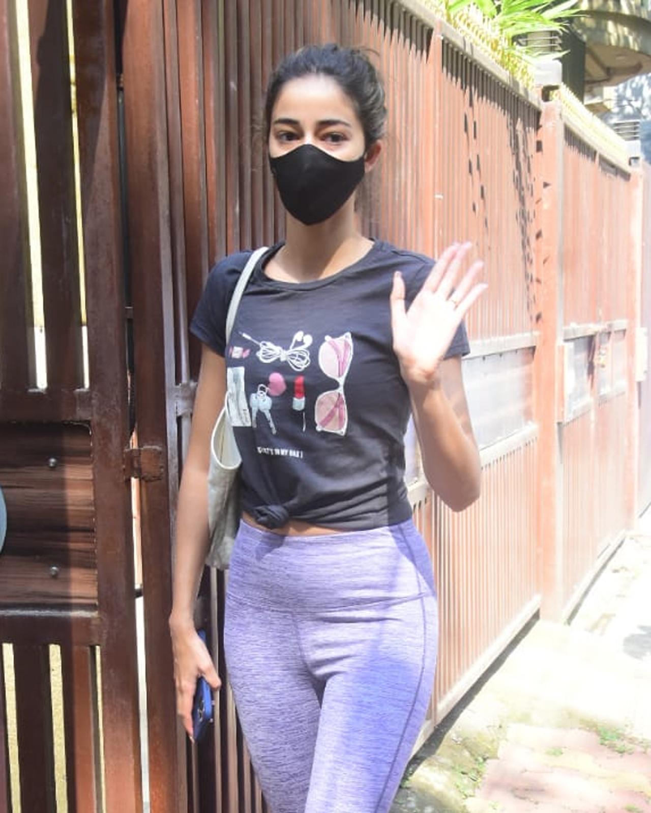 Ananya Panday was clicked in Bandra as she stepped out for her Yoga Classes. The actress opted for a simple grey t-shirt, paired with yoga pants. As usual, Ananya obliged for pictures for paparazzi.