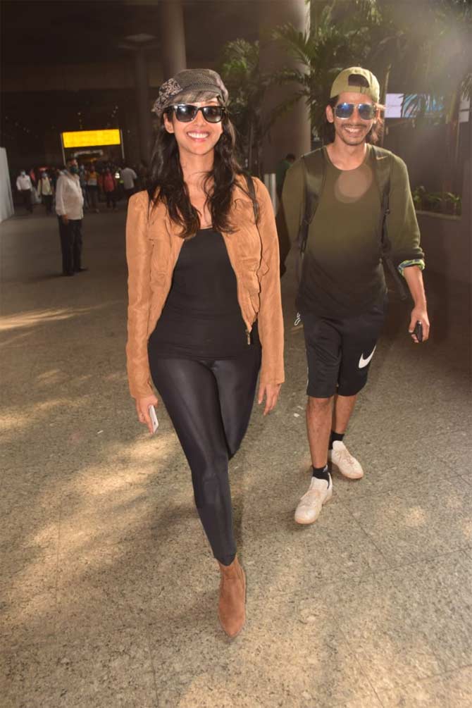 Anupria Goenka, too, was clicked at Mumbai airport. The actress was all smiles as paparazzi clicked her while she made her way to her car.