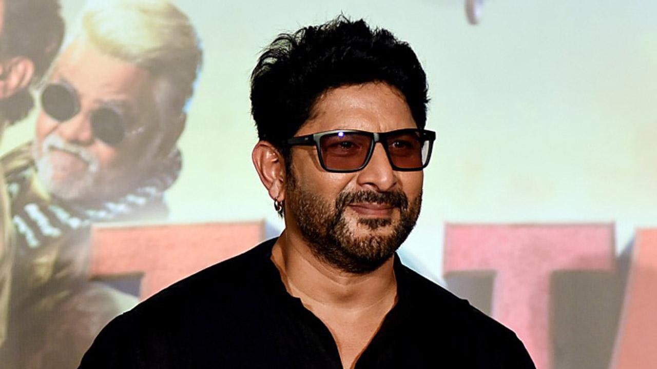 See photo: Akshay Kumar clicks a candid picture of Arshad Warsi on the sets of Bachchan Pandey