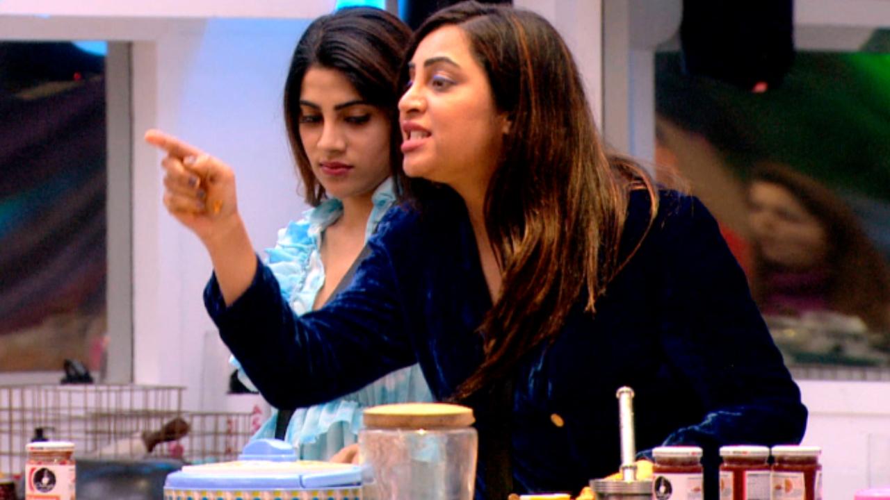 Tuesday began with a big fight, as Arshi Khan took on Rubina Dilaik. Arshi accused Rubina of being Ms. Goody-two-shoes. Arshi constantly pursued Rubina around the house and told her that her conduct during the nominations was completely unacceptable. Arshi also threw a challenge at Rubina that she would make sure Rubina will not emerge as the winner of Bigg Boss 14. Rubina lashed back at Arshi saying that she was picking up fights just to garner eyeballs. Rakhi also reminded Arshi that the nominations also included Aly, Jasmin, and Abhinav who had a major say in the proceedings. While Rakhi blamed Arshi as someone who was scared of standing up to other contestants, Rubina said that Arshi was fake!