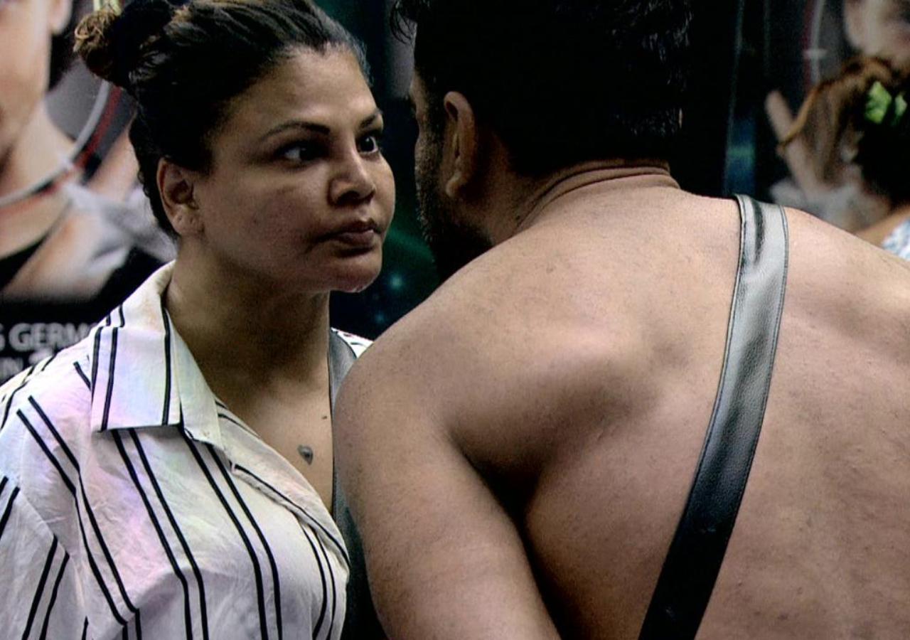 Wednesday began with a bang when the housemates decided to revolt against captain Rakhi Sawant. Aly Goni was the first one to take up arms against Rakhi. He said that Rakhi broke his heart when she wished ill for Jasmin and him. He admitted his affection for Jasmin and said that he would never forgive Rakhi for her comments about Jasmin and his relationship. Aly and Rakhi locked horns, and the two were not ready to back down! The housemates tried to calm them, but it was not an easy job!