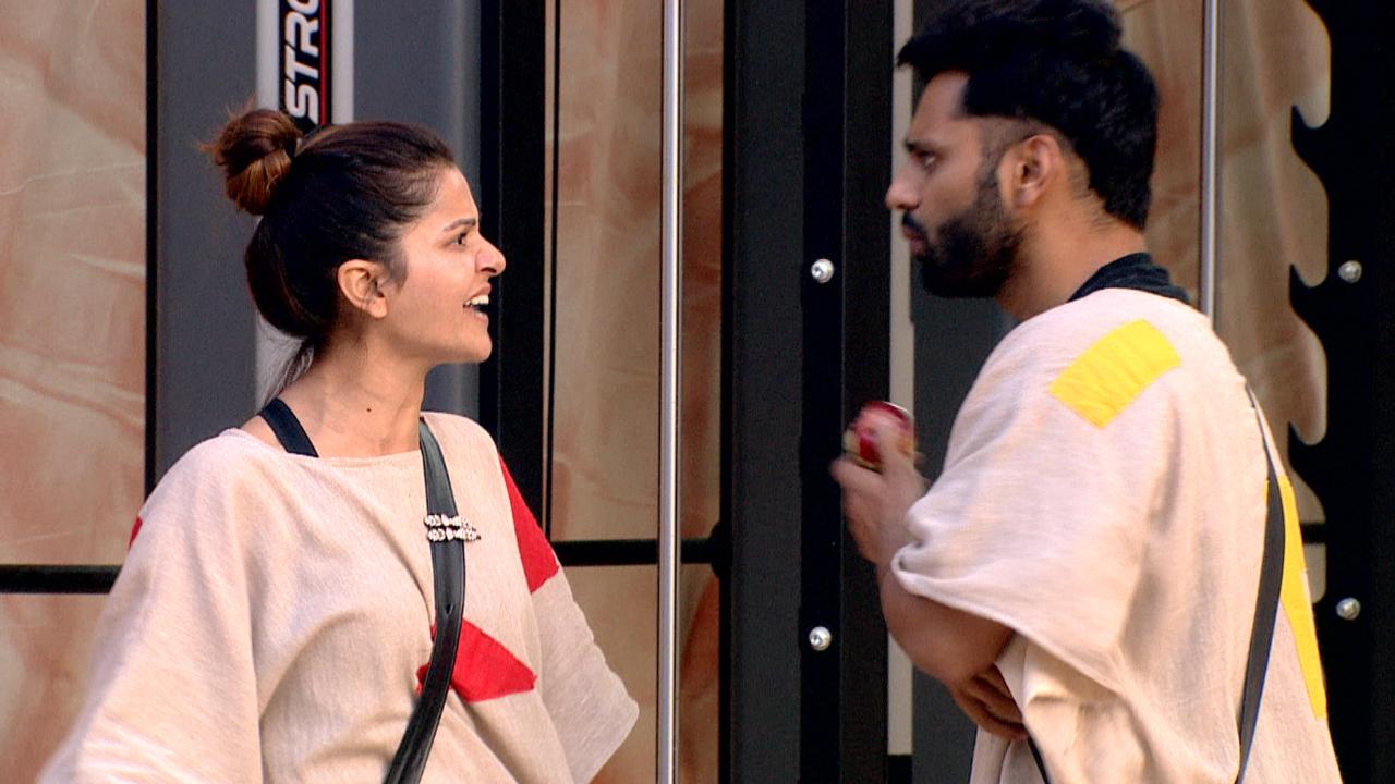 Then, a huge clash broke out between Rubina and Rahul. Rahul alleged that Abhinav did not save Rubina and that he cannot be trusted. Rubina got furious and took on Rahul and said that he should not use anyone’s personal relationships to highlight his performance on the show. The two had to be separated by other contestants as their arguments heated up the house.
