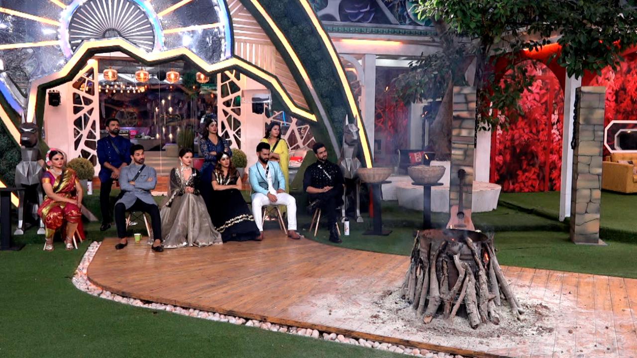 Disaster struck the contestants during the special Makar Sankranti Kite task arranged by Bigg Boss, who wasn't pleased with housemates breaking the rules. He gathered the housemates and told them that from now on there will be no more captaincy or immunity tasks. This was a huge blow for all considering immunity and captaincy were privileges that had saved them many times from getting eliminated. Bigg Boss also told them that each and every housemate would have to earn their own ration.