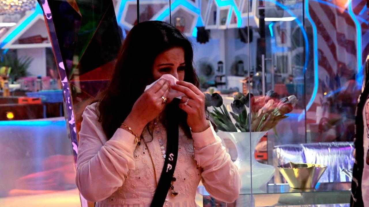 Hurt and disgusted about being insulted, Sonali broke down and asked Bigg Boss to let her out of the house. Unaffected by her behaviour, her co-contestants believed that this was only a drama to gain sympathy.