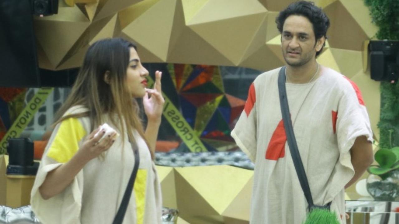 Arshi and Rakhi also got into an altercation over desserts. Aly and Rahul blamed Rubina for not stopping Nikki. While the other housemates had not consumed the desserts, Nikki ate hers.