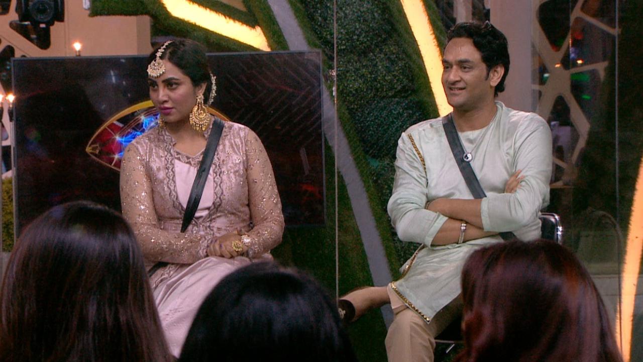 Arshi and Vikas were next, and Arshi was asked whether she was forgetting to mind her own manners, considering she claimed that other housemates were mannerless. Her harsh attitude towards Vikas and Rakhi was getting questioned. Vikas was interrogated about his nature of sharing outside information and using it to influence others inside the house.