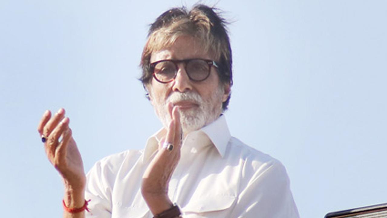 Amitabh Bachchan shares a throwback picture from his film sets, can you spot Hrithik Roshan?