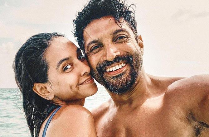 Sunny days! Farhan Akhtar, Shibani Dandekar, Javed Akhtar dine together at Zoya Akhtar's home