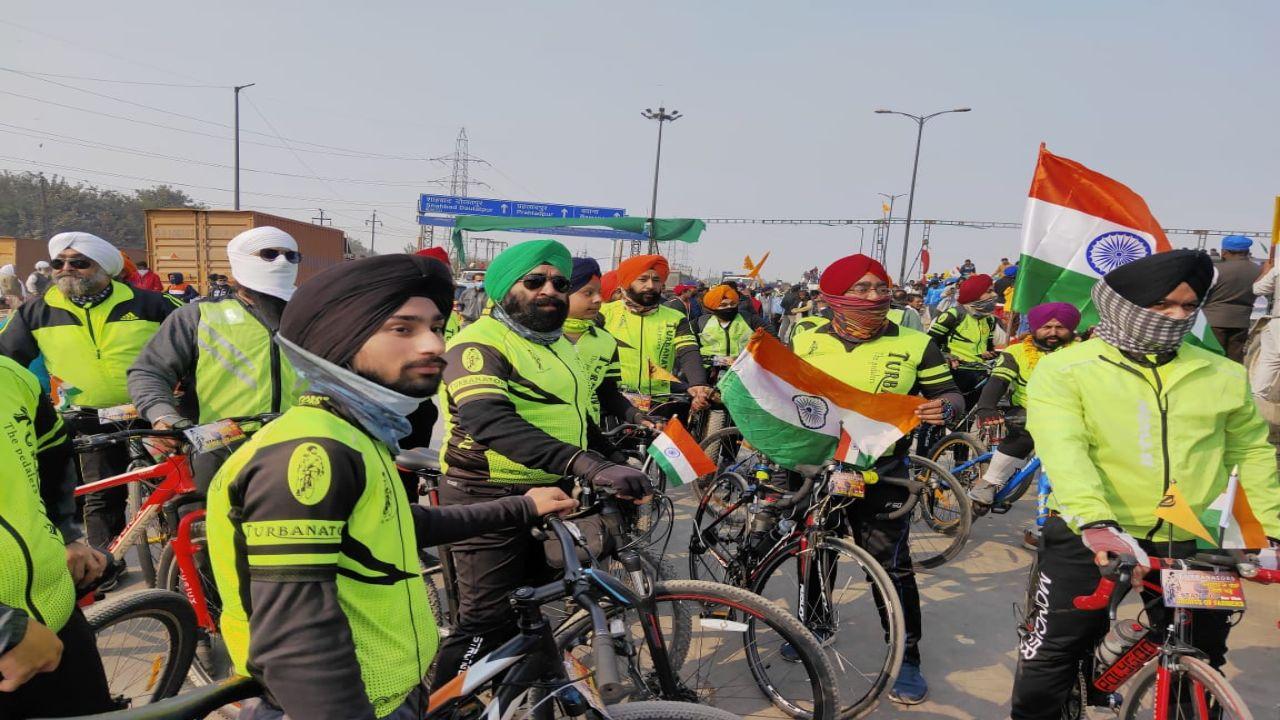Delhi-based cyclists' group 'Turbanators' join farmers' tractor rally. Pic/Diwakar Sharma