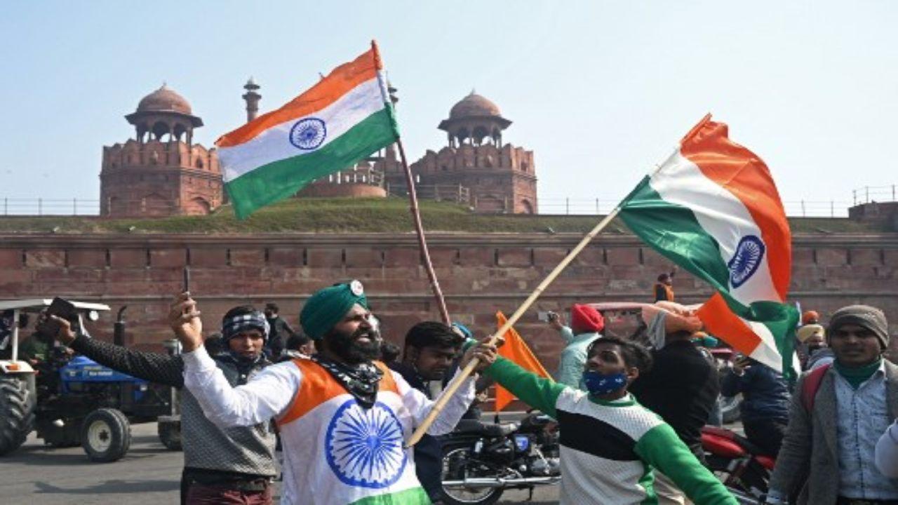 Farmers defy barricades, clash with police; enter Red Fort and hoist flag