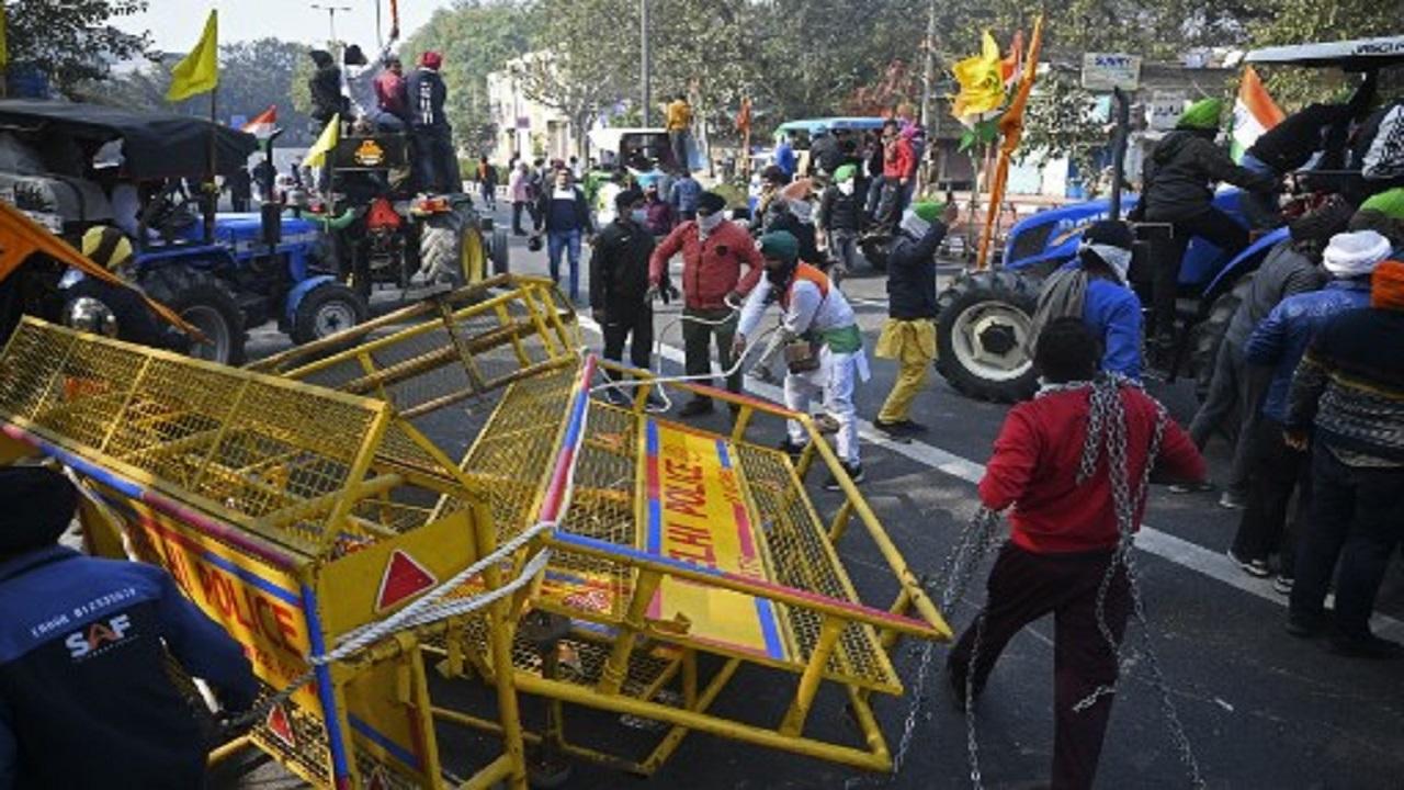 Tractor with 2 farmers overturns during stunt at Delhi-Noida border