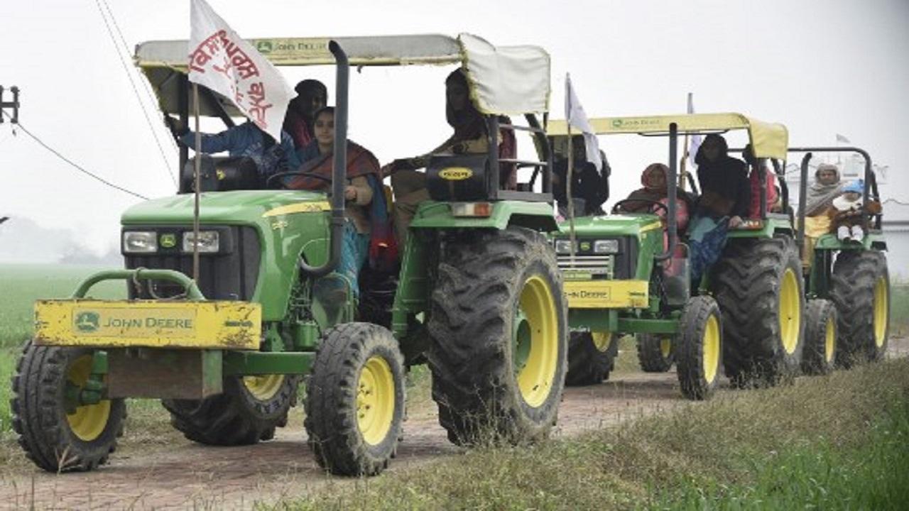 Tractors line up in Delhi ahead of #farmersparade on Republic Day