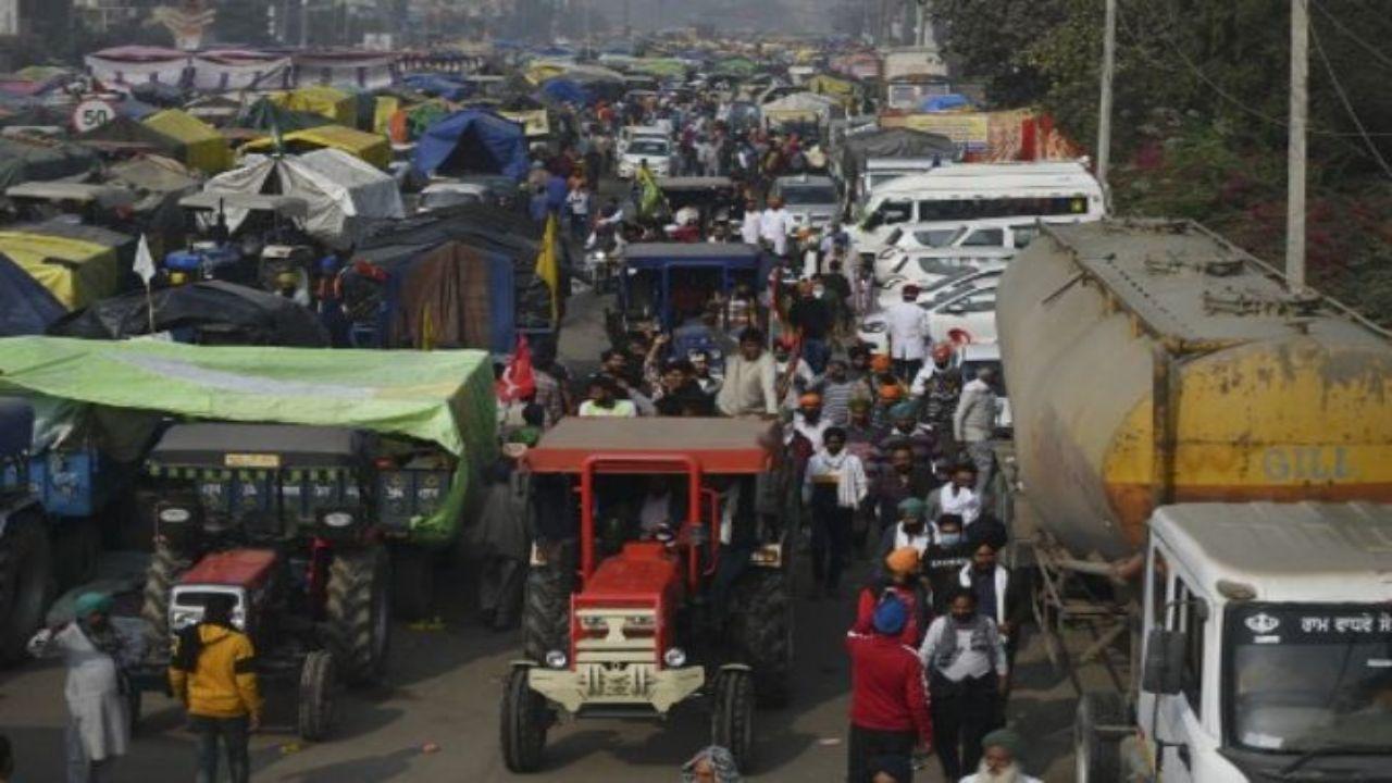 Protesting farmers burn copies of agri laws on Lohri 