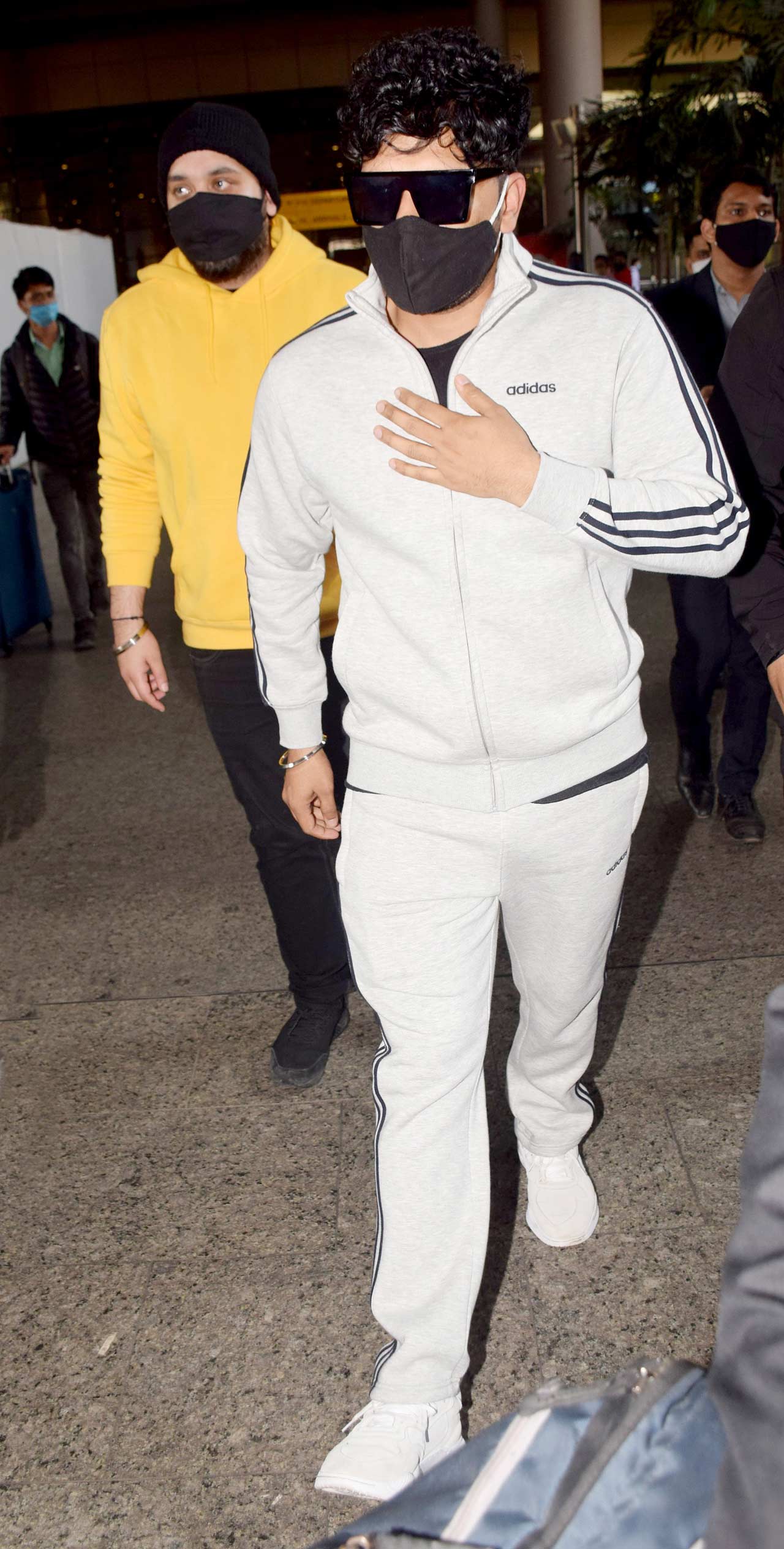 Guru Randhawa was also spotted by the paparazzi at the Mumbai airport. Guru Randhawa was also spotted by the paparazzi at the Mumbai airport.