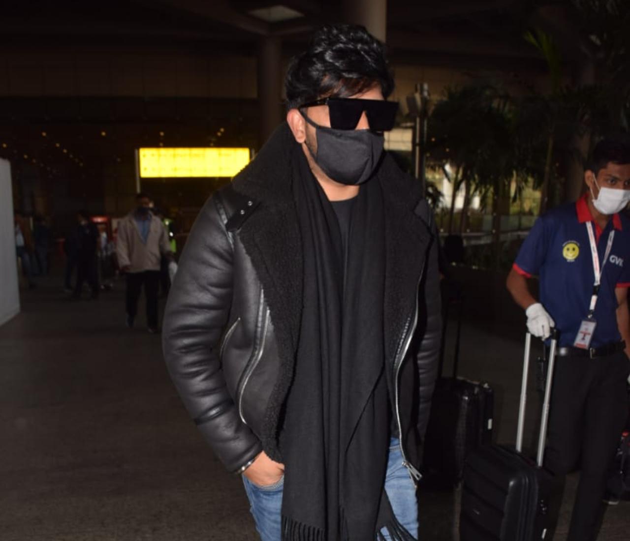 Punjabi singer Guru Randhawa also looked stylish in his black t-shirt, jacket and pants as he was clicked at the airport. Punjabi singer Guru Randhawa also looked stylish in his black t-shirt, jacket and pants as he was clicked at the airport.