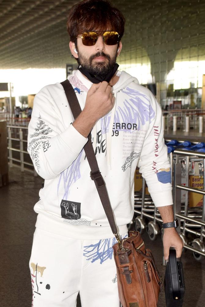 Rakul's Yaariyan co-star Himansh Kohli too was snapped at Mumbai Airport. The actor was seen in an all-white outfit.