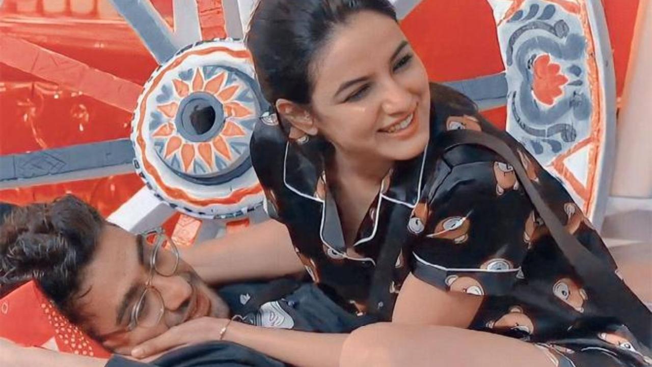 Bigg Boss 14's Jasmin Bhasin is missing boyfriend Aly Goni, pens emotional note for him