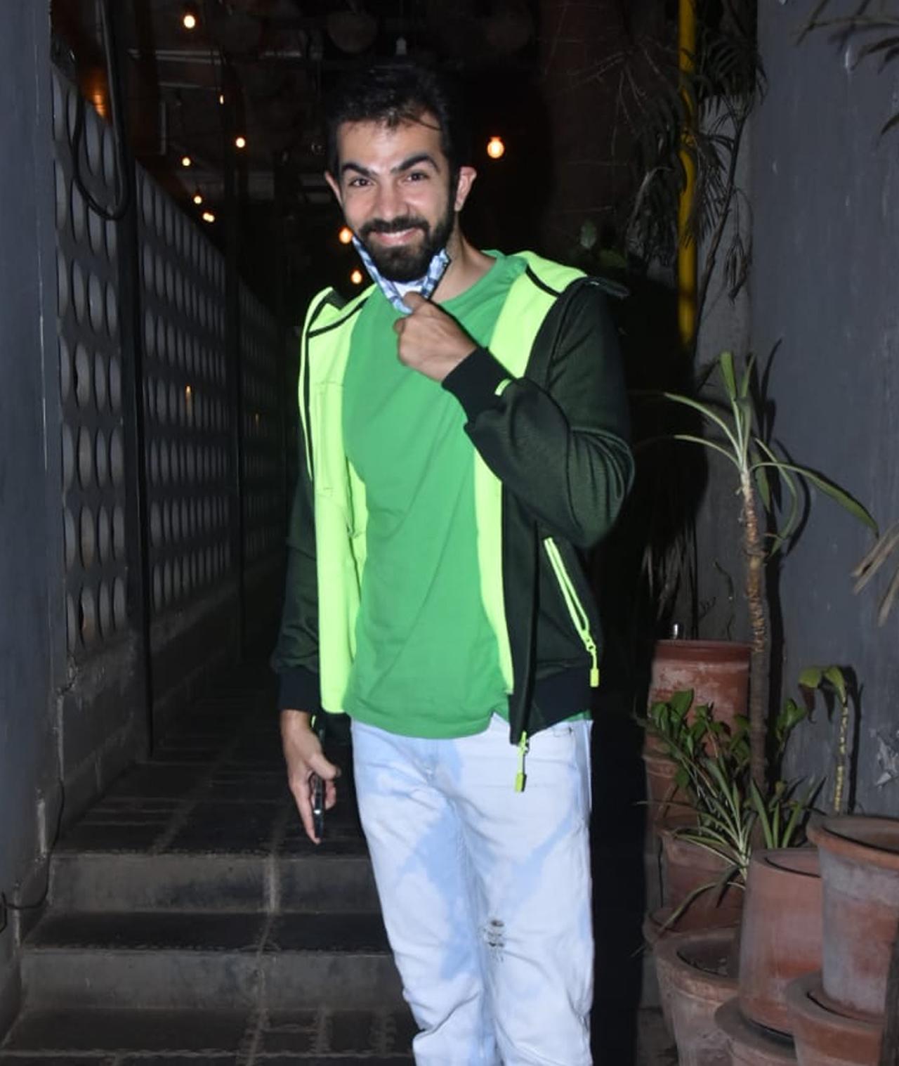 Television actor Karan Grover posed for the paparazzi, after attending the launch of the new outlet of the popular eatery in Bandra, Mumbai. He opted for a green t-shirt, blue jeans, teamed up with a green-shaded jacket.