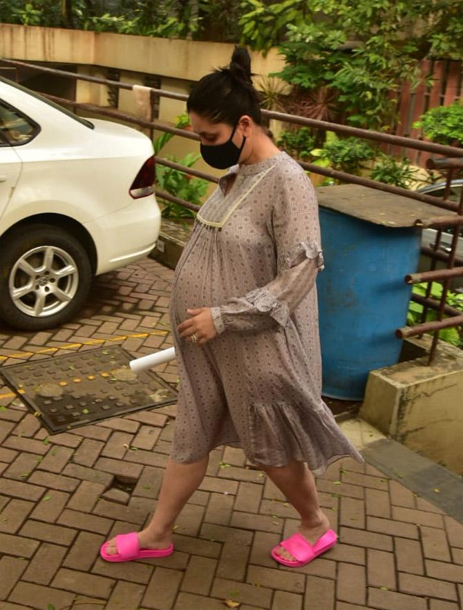 On Thursday, Kareena Kapoor reminisced about the time when she did not have a baby bump and could, therefore, wear her tight fitted jeans. Bebo, who is expecting her second baby with her star husband Saif Ali Khan, has a four-year-old son, Taimur. She took to Instagram stories to share the picture, where she is seen comfortably dressed in her skin fit rugged jeans and a yellow sweatshirt as she moves out of a car.