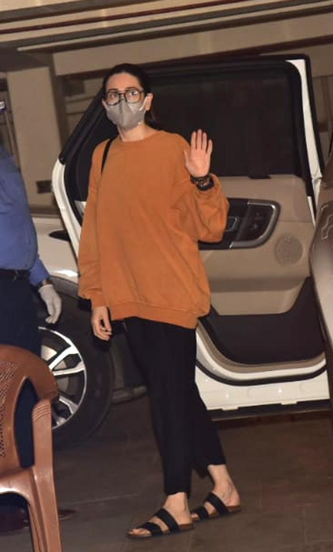 Sister Karisma Kapoor too was clicked outside Kareena's house in Bandra, Mumbai. The actress waved at the paparazzi, as usual, while heading to Bebo's house. Lolo was seen wearing a loose brown cardigan and black pants for the outing.